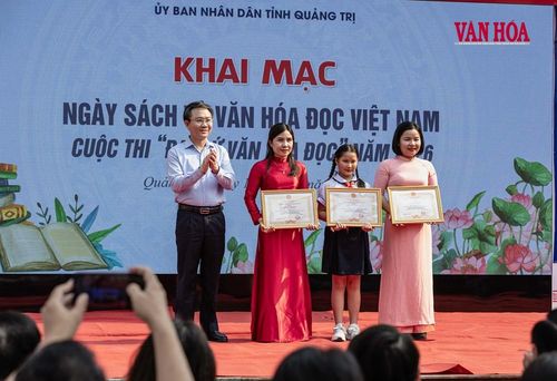 Lãnh đạo tỉnh Quảng Trị tặng bằng khen cho các cá nhân có thành tích xuất sắc trong phong trào