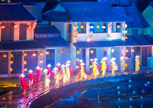 Trình diễn áo dài tại show "Ký ức Hội An"
