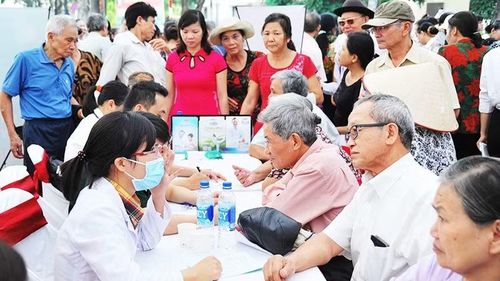 Khám, chữa bệnh miễn phí cho người cao tuổi tại Bệnh viện Quân y 103. Ảnh: HẢI NAM