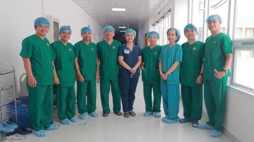 Ekip bác sĩ trước giờ phẫu thuật.