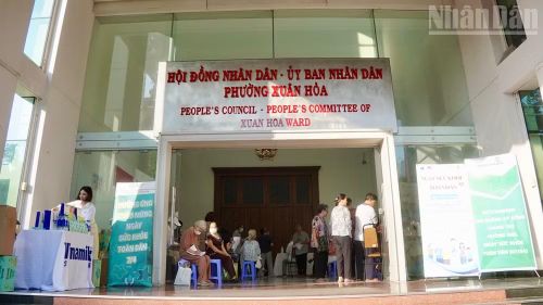 Người dân đến khám sàng lọc tại phường Xuân Hòa nhân Ngày Sức khỏe toàn dân.