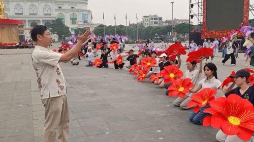 Nhà biên kịch, đạo diễn sân khấu Lê Thế Song hướng dẫn tập luyện cho chương trình. (Ảnh: BTC)