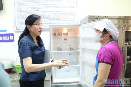 Đồng chí Chủ nhiệm Ủy ban Khoa học, Công nghệ và Môi trường của Quốc hội trao đổi với đơn vị cung cấp suất ăn.