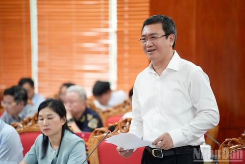 Đồng chí Nguyễn Cảnh Toàn, Phó Bí thư Tỉnh ủy, Chủ tịch Ủy ban nhân dân tỉnh Lạng Sơn trao đổi tại buổi làm việc.