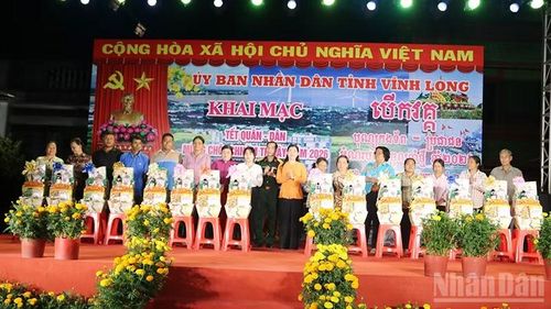 Tặng quà Tết Chôl Chnăm Thmây cho hộ nghèo, hộ khó khăn xã Trà Côn.