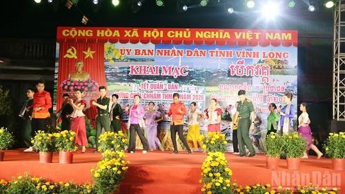 Tiết mục văn nghệ khai mạc Tết Quân-Dân năm 2026 tỉnh Vĩnh Long tại xã Trà Côn.