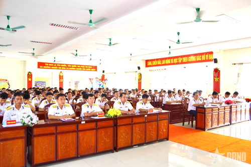 Các đại biểu tham dự buổi khai mạc.