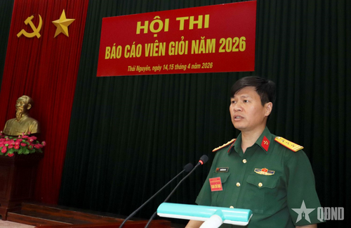 Thượng tá Nguyễn Văn Cao, Chính ủy Lữ đoàn 575 phát biểu khai mạc Hội thi Báo cáo viên giỏi năm 2026 của Lữ đoàn.