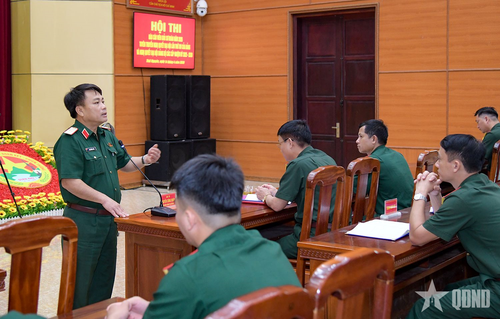 Thiếu tướng Ngô Hồng Thái, Phó chủ nhiệm Chính trị Quân khu trao đổi, động viên các thí sinh tại hội thi.