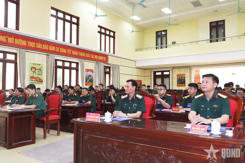 Thủ trưởng Lữ đoàn và Ban giám khảo theo dõi phần thi của các thí sinh.