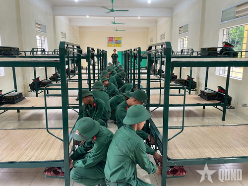 Cán bộ, chiến sĩ Tiểu đoàn 16 duy trì, thực hiện nghiêm nền nếp kiểm tra nội vụ vệ sinh.