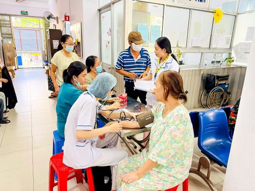  Người dân khám sức khỏe tại Trạm Y tế phường Đức Nhuận, TPHCM 