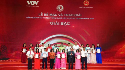  Trao giải bạc cho các tác giả, nhóm tác giả 