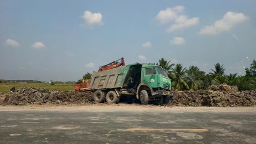  Một địa điểm xe ben tập kết đất 