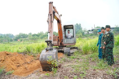  Các lực lượng tiến hành đào tìm tại khu vực đã xác định 