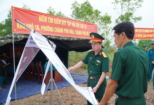  Đại tá Nguyễn Đình Chuẩn theo dõi bản đồ vị trí khu quy tập 