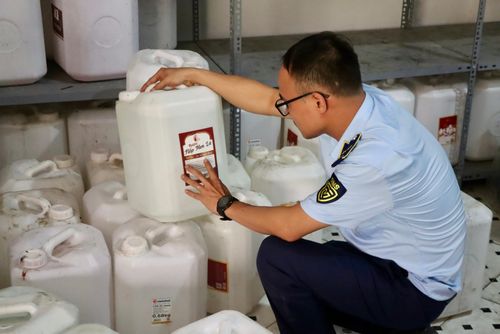 Lực lượng chức năng kiểm tra kho chứa rượu tại xã Phù Đổng. Ảnh: DMS