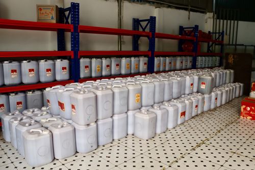 Những can rượu được đưa từ khu vực Hòa Bình (tỉnh Phú Thọ) về xã Phù Đổng (Hà Nội) để chờ bán. Ảnh: DMS