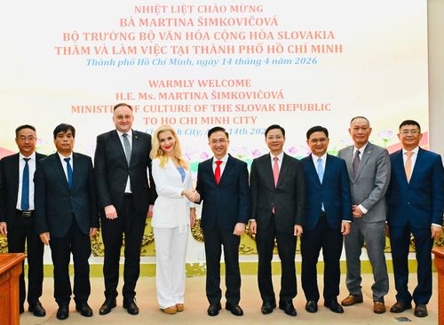  Các đại biểu chụp ảnh lưu niệm. Ảnh: VIỆT DŨNG 