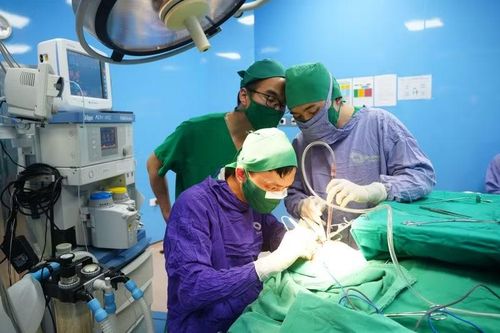 Ê-kíp phẫu thuật cho bệnh nhân - Ảnh BVCC