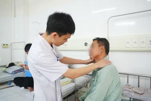 BSCKI Doãn Chiến Thắng, Phụ trách vị trí Phó Trưởng Khoa Ung bướu 2 thăm khám cho bệnh nhân sau phẫu thuật - Ảnh BVCC