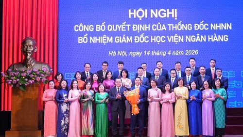 Các đồng chí lãnh đạo Ngân hàng Nhà nước và trưởng các đơn vị trực thuộc Học viện chúc mừng PGS.TS. Bùi Hữu Toàn.