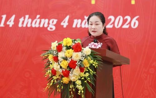 Bà Trần Thị Minh Lợi - Phó Giám đốc Sở VH, TT&DL tỉnh Phú Thọ phát biểu tại lễ khai mạc.