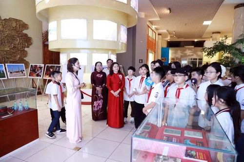 Học sinh tham quan, trải nghiệm.