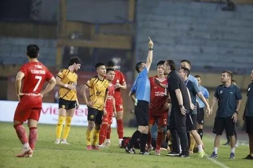 HLV Velizar Popov nhận thẻ đỏ vì phản ứng với trọng tài ở vòng 18 V-League 2025-2026.