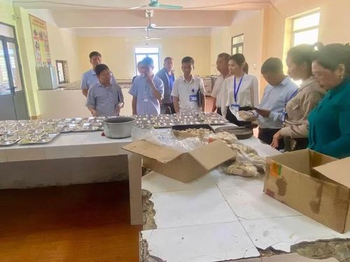 Đoàn kiểm tra rà soát thực phẩm tại các cơ sở giáo dục xã Lũng Cú.