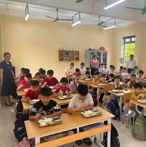 Giáo viên đăng ký ăn cùng học sinh để giám sát chất lượng bữa ăn.