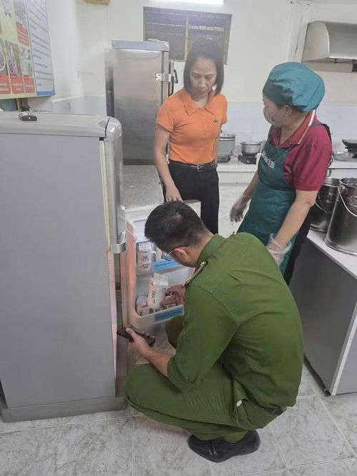 Kiểm tra bếp ăn tại Trường Mầm non Tân Trào.