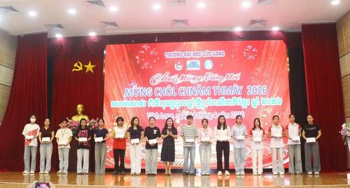 TS Đặng Thị Ngọc Lan, Phó Hiệu trưởng Trường ĐH Cửu Long khen thưởng SV đồng bào dân tộc Khmer.