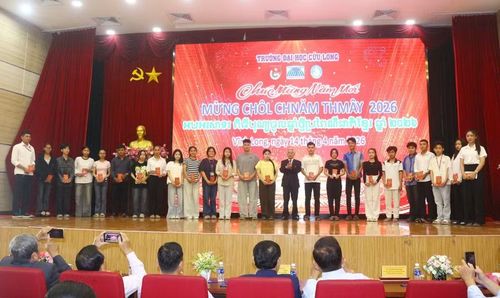 Nhà giáo ưu tú, PGS.TS Lương Minh Cừ, Bí thư Đảng ủy, Hiệu trưởng Trường ĐH Cửu Long trao lì xì cho SV đồng bào dân tộc Khmer.