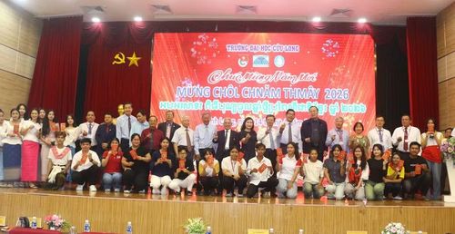 Đại biểu chụp ảnh lưu niệm cùng cán bộ, giảng viên, sinh viên.