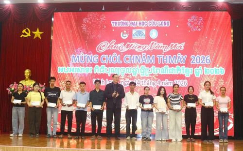 TS Nguyễn Thanh Dũng, Phó Hiệu trưởng Trường ĐH Cửu Long khen thưởng SV đồng bào dân tộc Khmer.