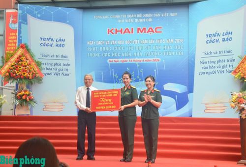 Nhiều tập thể, cá nhân trao sách tặng Thư viện Quân đội trong khuôn khổ chương trình. Ảnh: TK