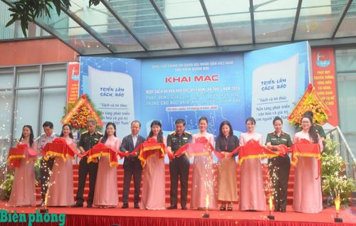 Các đại biểu cắt băng khai mạc chuỗi các sự kiện. Ảnh: TK