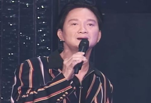 Ca sĩ Duy Quang là người đầu tiên hát Chỉ chừng đó thôi trên sân khấu.