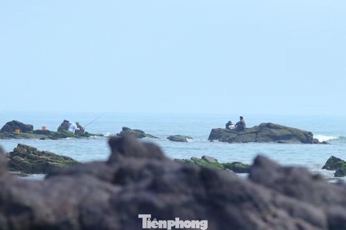 Một số người đàn ông ngồi trên bãi đá nhiều giờ đồng hồ để câu các loại cá như cá mú, cá bớp....