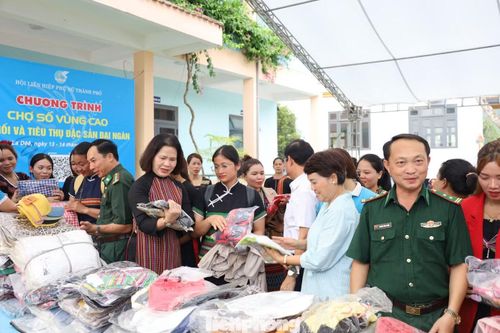 Phiên chợ hỗ trợ phụ nữ các xã biên giới quảng bá, tiêu thụ sản phẩm.