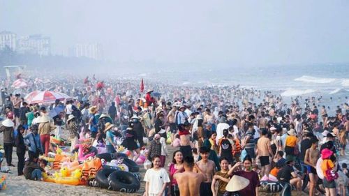 Du khách đổ về Sầm Sơn vào mỗi mùa hè rất lớn