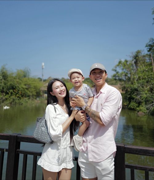 Cả hai có con trai đầu lòng kháu khỉnh.