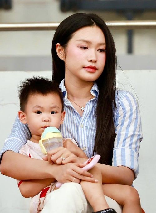 Doãn Hải My bố con cổ vũ chồng đá bóng.