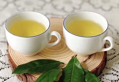 Người cao tuổi có thể uống trà xanh để bổ sung các chất chống oxy hóa, giúp tăng tỉnh táo và khả năng tập trung. Ảnh: Bảo Bảo