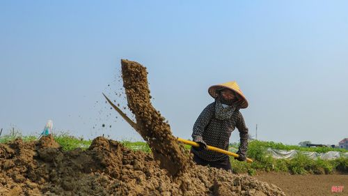 Để làm ra được những hạt muối trắng tinh khôi thì phải trải qua nhiều công đoạn như: xới xáo đất, phơi đất, đưa đất vào chạt lọc (khu vực lọc lấy nước mặn), lọc nước, phơi nước, thu muối…