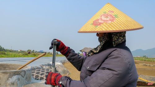 Việc dùng tỷ trọng kế đo độ mặn của nước là bước quan trọng. Khi độ mặn trong nước đạt 20 độ thì cho nước vào hệ thống lu lọc để sáng mai đổ ra các ô nại.