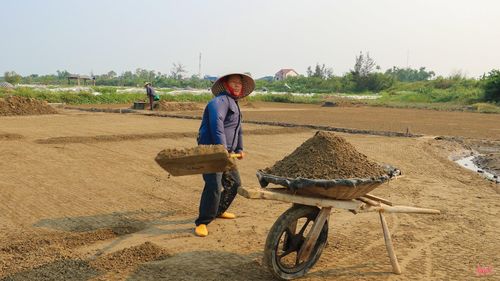 Tôi nhanh chóng cào số đất đã phơi từ sáng vào lại các bể lọc để lọc lấy nước biển.