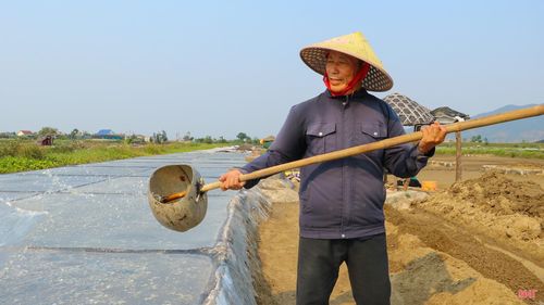 Tôi là Lê Xuân Sáng, ở thôn Châu Hạ, xã Mai Phụ, tỉnh Hà Tĩnh. Năm nay gần 70 tuổi nhưng tôi đã có hơn 50 năm gắn bó với đồng muối, với những bể lọc và vị mặn mòi của biển cả.