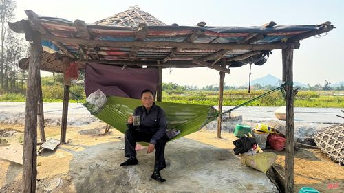 Mặc dù đã che chắn kĩ lưỡng, quần áo, mũ nón... nhưng để có thể trụ lâu dưới cái nắng gắt gần 40 độ C là điều không đơn giản. Hai vợ chồng tôi phải dựng tạm một lều nhỏ để nghỉ ngơi ít phút, rồi lại phải vội vàng ra đồng muối.
